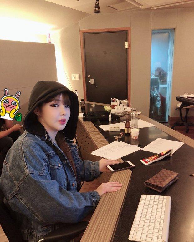 Khoe ảnh ngồi phòng thu, fan đứng ngồi không yên: Park Bom ơi, mau ra ca khúc mới nhé!-2