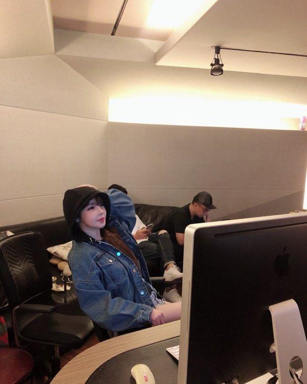 Khoe ảnh ngồi phòng thu, fan đứng ngồi không yên: Park Bom ơi, mau ra ca khúc mới nhé!-1