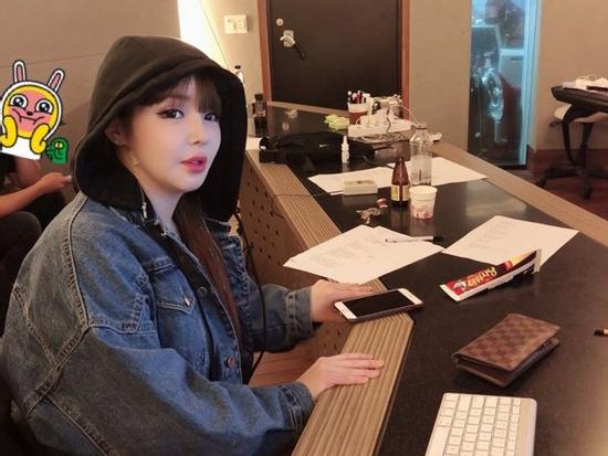 Khoe ảnh ngồi phòng thu, fan đứng ngồi không yên: 'Park Bom ơi, mau ra ca khúc mới nhé!'