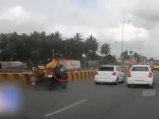 Cô gái bắt mẹ cúi xuống lau giày giữa trời mưa bị dân mạng ném đá dữ dội-2