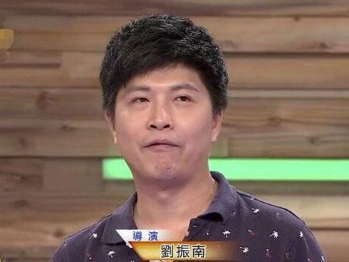 Bố mẹ ngã văng xuống đường vì tai nạn, con nhỏ một mình ngơ ngác trên xe máy phóng vun vút-3