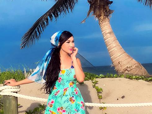 Ca sĩ Kavie Trần ngọt ngào bên biển
