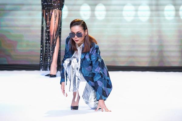 Mấy ai bình tĩnh được như Thanh Hằng khi đang catwalk mà lại ngã chổng vó?-1