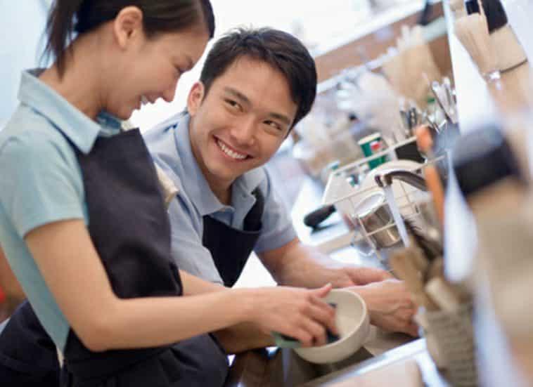 Rửa bát giúp đàn ông giảm căng thẳng, lại cải thiện cả khả năng… sinh lý-2