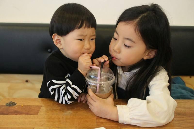 Bé gái Hàn trong clip Nói không với người lạ đã lớn, ra dáng chị gái-6