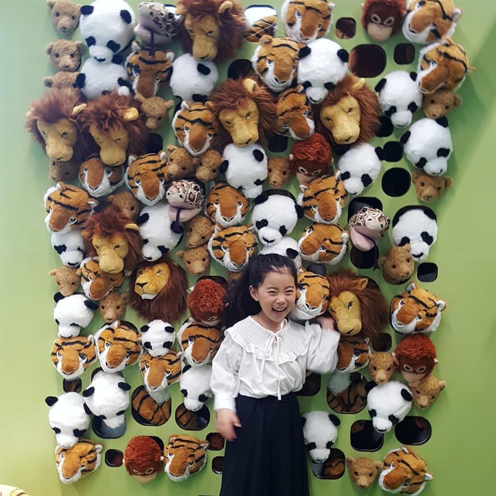 Bé gái Hàn trong clip Nói không với người lạ đã lớn, ra dáng chị gái-8