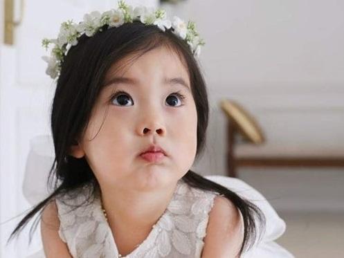 Bé gái Hàn trong clip 'Nói không với người lạ' đã lớn, ra dáng chị gái