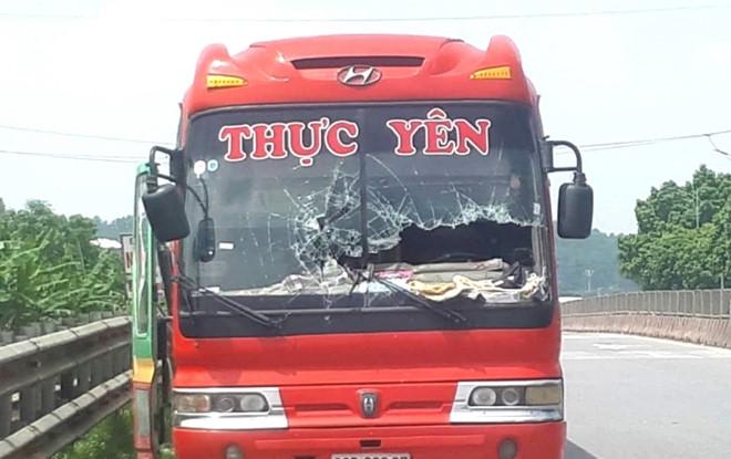 Phạt 15 triệu đồng nhà xe và tài xế ôtô giường nằm lao vào gác chắn-1