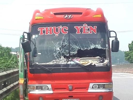 Phạt 15 triệu đồng nhà xe và tài xế ôtô giường nằm lao vào gác chắn