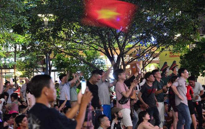 Đêm bão lớn của fan bóng đá sau chiến tích lịch sử tuyển Olympic Việt Nam-5