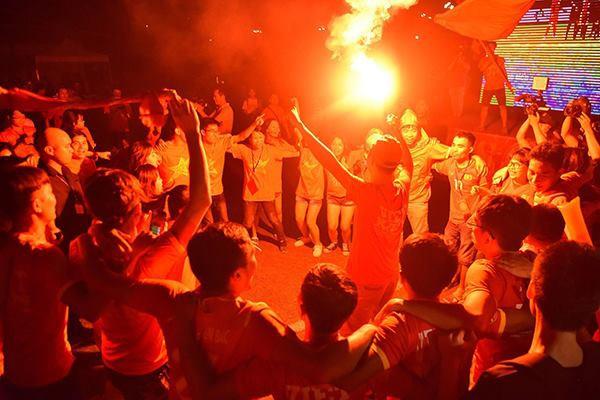 Đêm bão lớn của fan bóng đá sau chiến tích lịch sử tuyển Olympic Việt Nam-2
