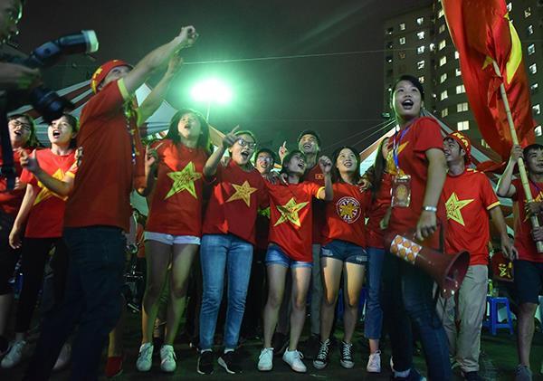 Đêm bão lớn của fan bóng đá sau chiến tích lịch sử tuyển Olympic Việt Nam-4