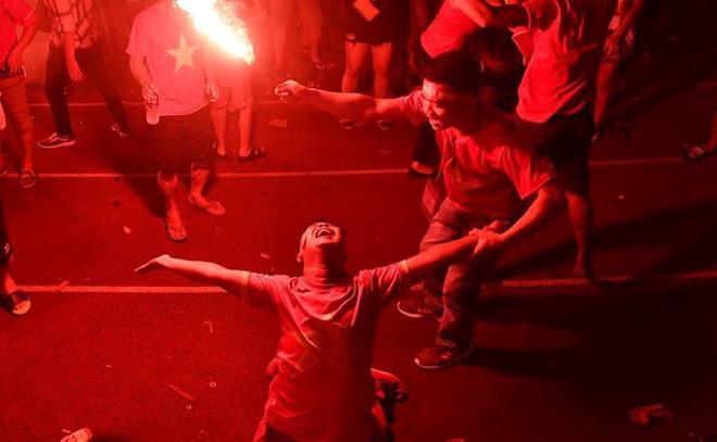 Đêm bão lớn của fan bóng đá sau chiến tích lịch sử tuyển Olympic Việt Nam-7