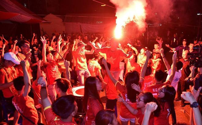Đêm bão lớn của fan bóng đá sau chiến tích lịch sử tuyển Olympic Việt Nam-15