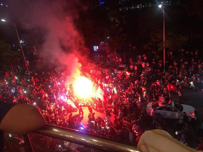 Đêm bão lớn của fan bóng đá sau chiến tích lịch sử tuyển Olympic Việt Nam-10