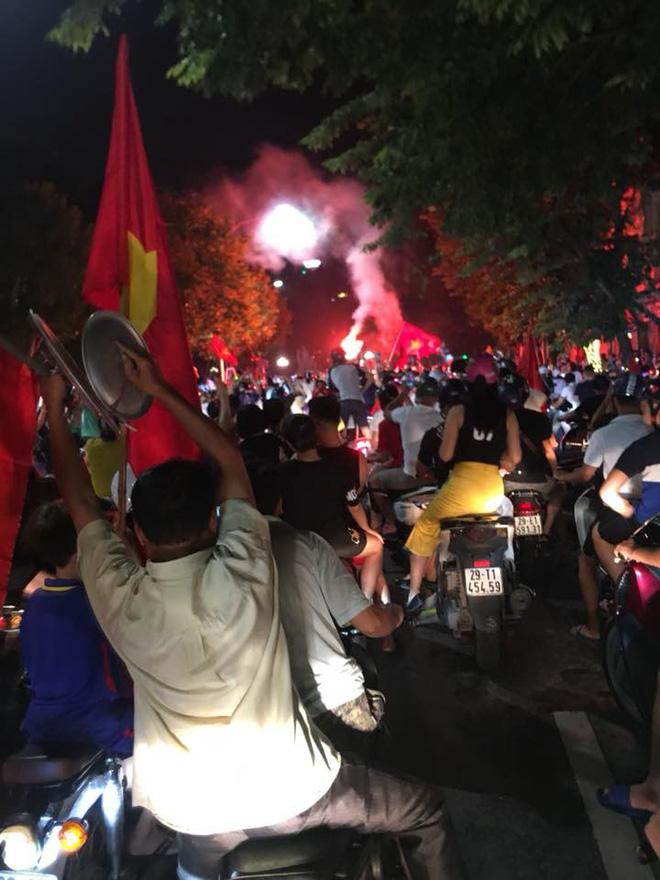 Đêm bão lớn của fan bóng đá sau chiến tích lịch sử tuyển Olympic Việt Nam-14