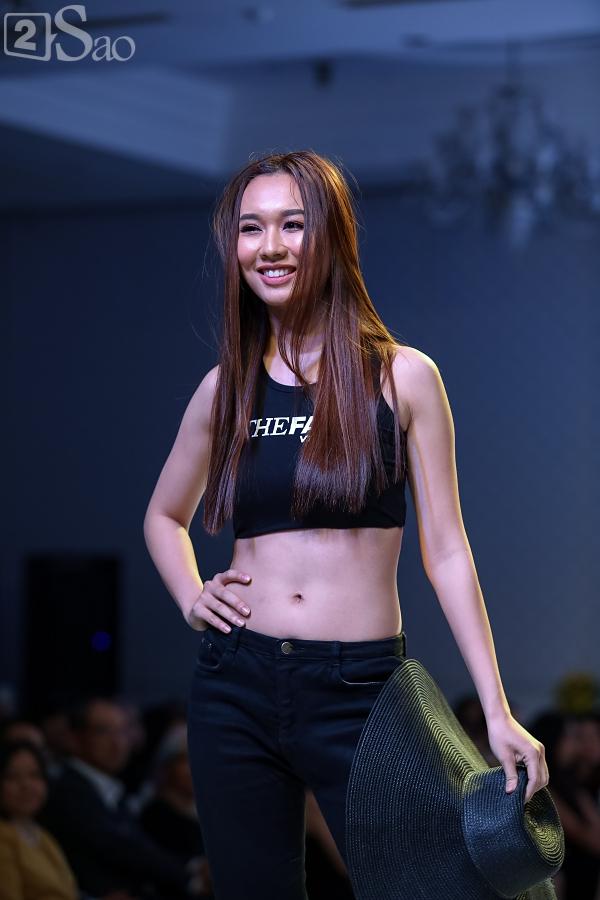 Chỉ mới vào top 36 nhưng thí sinh The Face trình diễn catwalk ra dáng người mẫu chuyên nghiệp lắm rồi-5