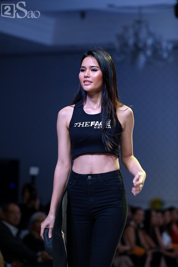 Chỉ mới vào top 36 nhưng thí sinh The Face trình diễn catwalk ra dáng người mẫu chuyên nghiệp lắm rồi-7
