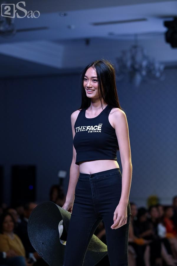 Chỉ mới vào top 36 nhưng thí sinh The Face trình diễn catwalk ra dáng người mẫu chuyên nghiệp lắm rồi-22