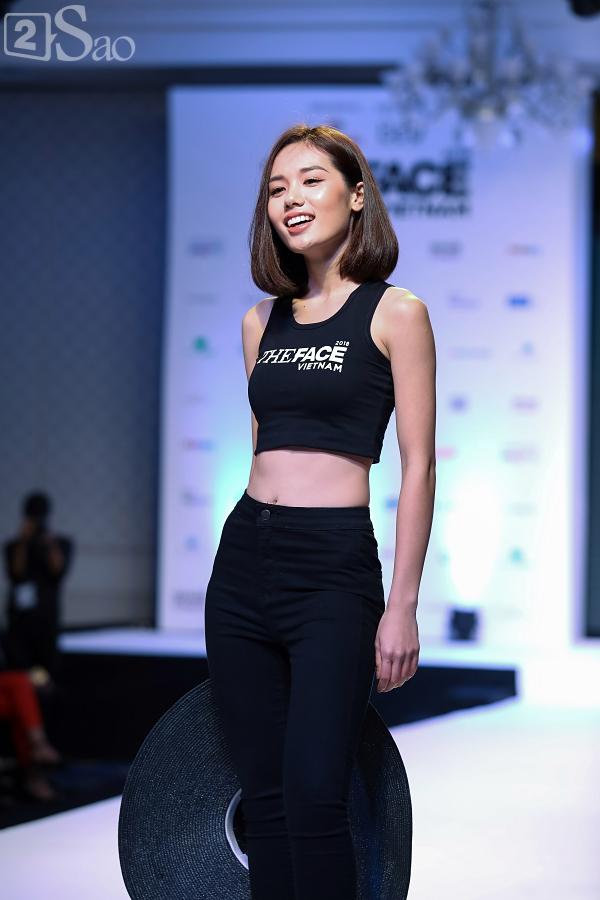 Chỉ mới vào top 36 nhưng thí sinh The Face trình diễn catwalk ra dáng người mẫu chuyên nghiệp lắm rồi-26