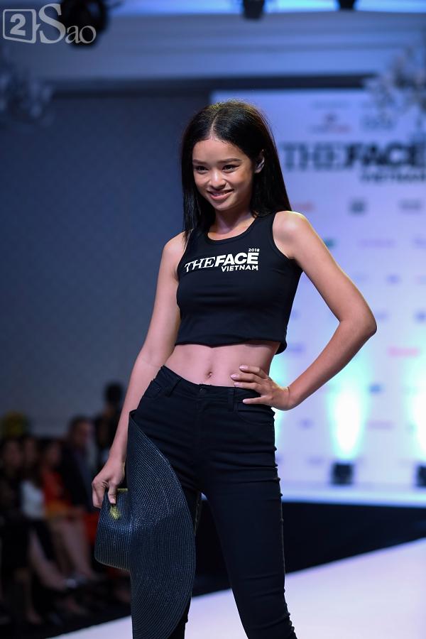 Chỉ mới vào top 36 nhưng thí sinh The Face trình diễn catwalk ra dáng người mẫu chuyên nghiệp lắm rồi-27