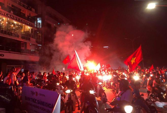Đêm bão lớn của fan bóng đá sau chiến tích lịch sử tuyển Olympic Việt Nam-11