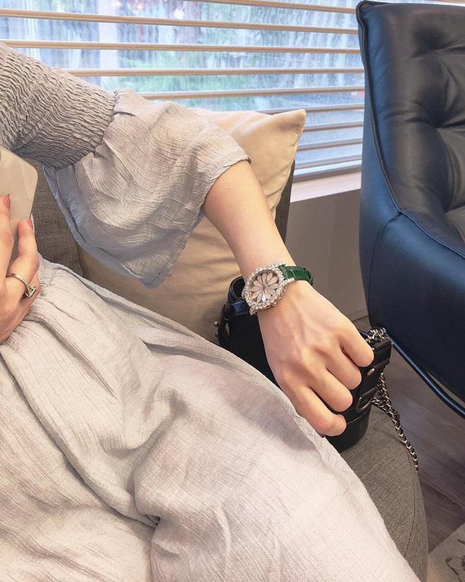 Còn ai chịu chơi như hot mom Hằng Túi: Khoe khéo đeo trên tay đồng hồ 2 tỷ vừa tậu-2