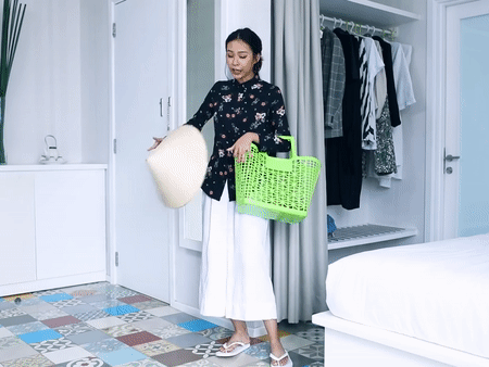 Phí Phương Anh hướng dẫn biến phong cách đi chợ trở nên thanh lịch, sang chảnh mà ai cũng cười bò