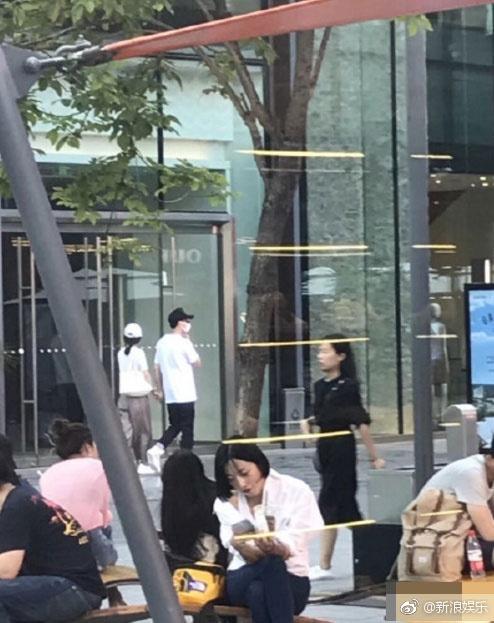 Triệu Lệ Dĩnh bị phát hiện đến thẩm mỹ viện, mặc áo lùng thùng che bụng-3