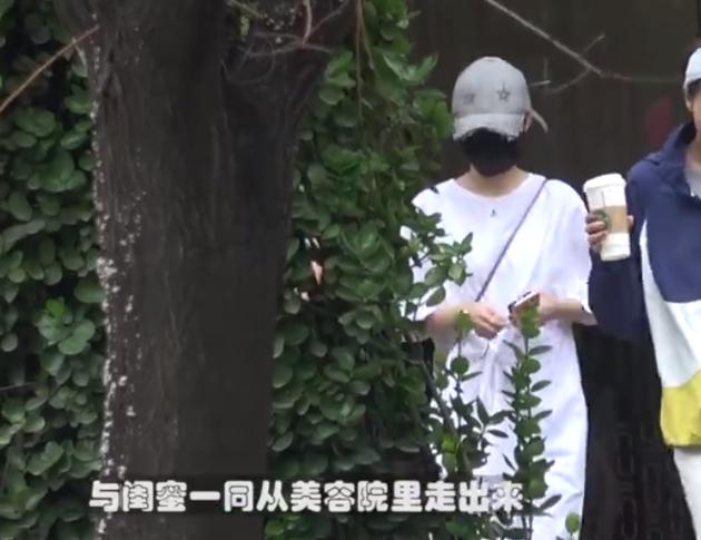 Triệu Lệ Dĩnh bị phát hiện đến thẩm mỹ viện, mặc áo lùng thùng che bụng-1