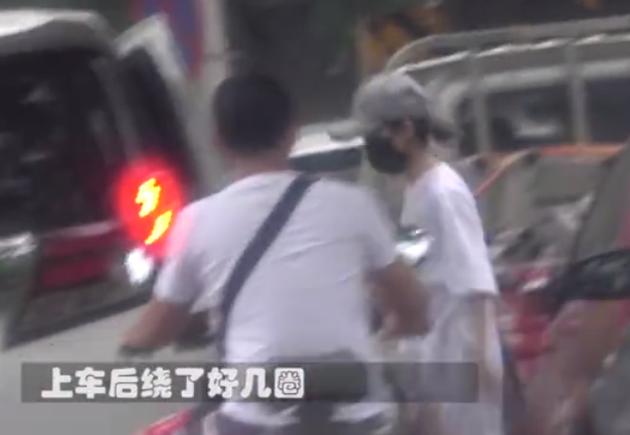 Triệu Lệ Dĩnh bị phát hiện đến thẩm mỹ viện, mặc áo lùng thùng che bụng-2