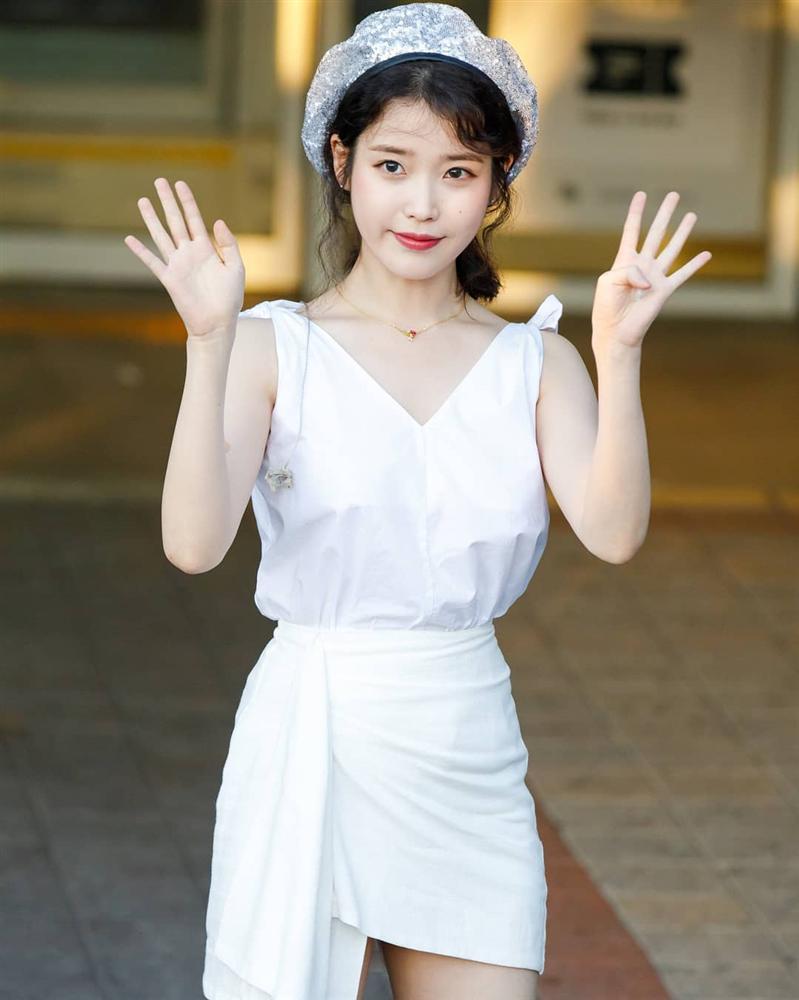 STREET STYLE sao Hàn: Dara bất ngờ đội nón lá check in Việt Nam - Jessica khoe body cực nuột với bikini-5