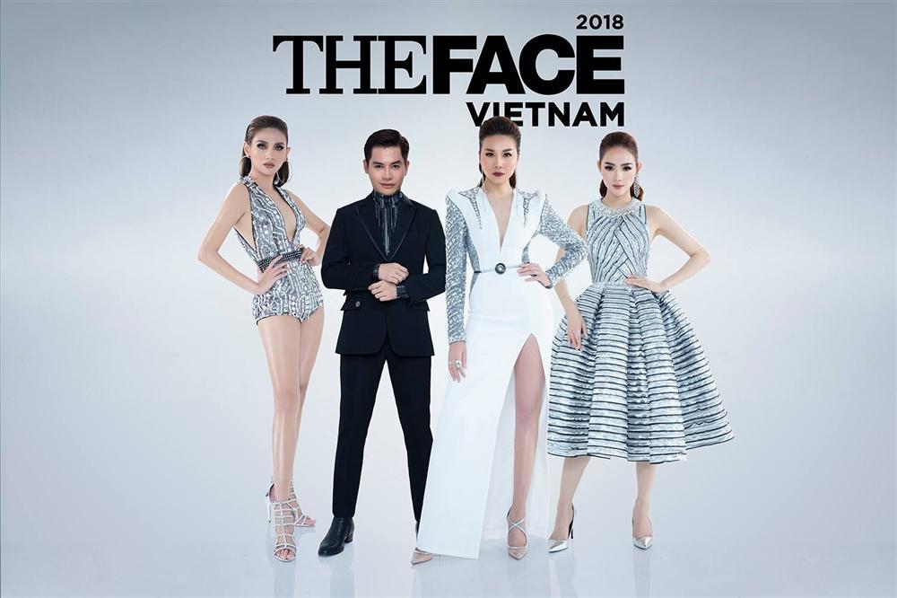 Hết bị dìm vì bộ váy gà con, màn catwalk của Minh Hằng lại bị lôi ra làm ví dụ cho thảm họa sàn chữ T-7