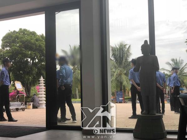 Bảo vệ xuất hiện nhiều hơn cả khách mời trước lễ đính hôn-3