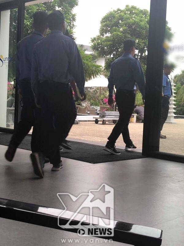 Bảo vệ xuất hiện nhiều hơn cả khách mời trước lễ đính hôn-4