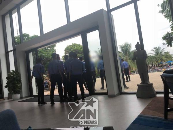 Bảo vệ xuất hiện nhiều hơn cả khách mời trước lễ đính hôn-5