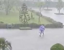 Nam sinh Thái Nguyên gây tranh cãi khi cõng bạn gái giữa trời mưa lớn-1