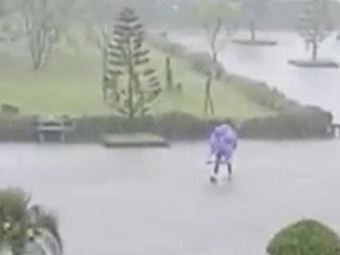 Bức ảnh hot nhất ngày mưa bão: 2 thanh niên thả bè giữa phố rồi nằm ôm nhau tâm sự chuyện đời-4