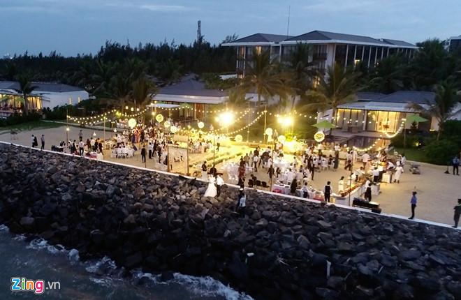 Không gian lễ đính hôn trên bờ biển của Trường Giang, Nhã Phương. Cô dâu, chú rể đứng sát biển sau buổi lễ-1