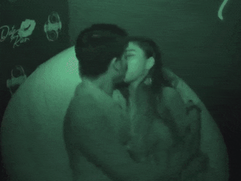 Cởi đồ bằng răng, hôn táo bạo ngay lần đầu gặp gỡ,... loạt phân cảnh gây nhức mắt trong gameshow Việt-2