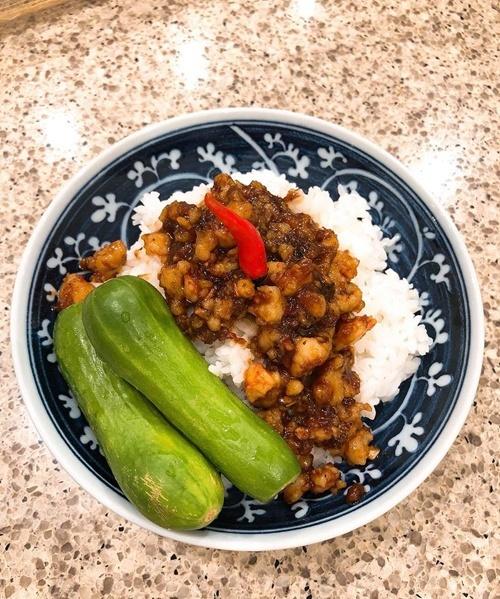 Mâm cơm đầy đặn toàn món tự làm của gia đình Tăng Thanh Hà-12