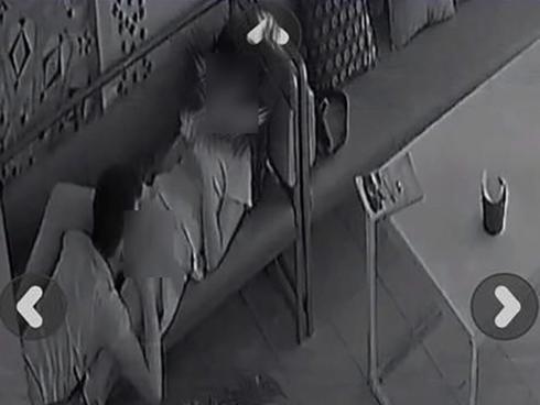 Cặp đôi làm chuyện ấy ngay trên hàng rào, trước mặt thiên hạ-2