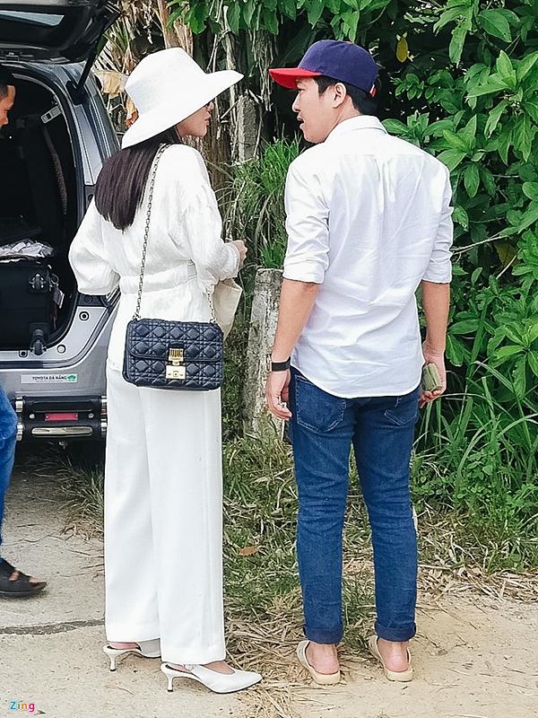 Trường Giang, Nhã Phương về quê thắp hương tổ tiên sau lễ đính hôn-1