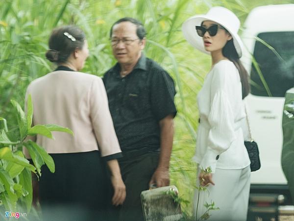 Trường Giang, Nhã Phương về quê thắp hương tổ tiên sau lễ đính hôn-6