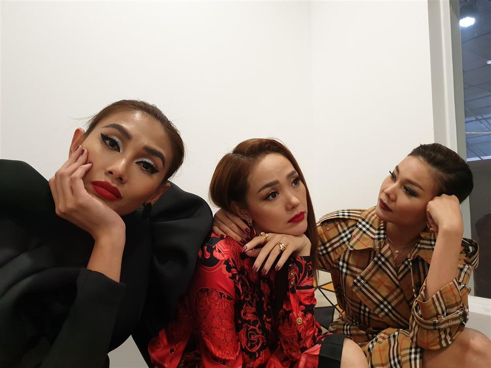 Thanh Hằng cùng Minh Hằng và Võ Hoàng Yến vật vờ sau hậu trường The Face-1