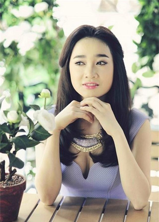 Những bộ váy trễ nải nhất của gái ngoan Nhã Phương-9