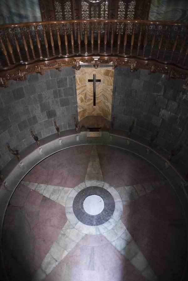 Lời nguyền bí ẩn về khách sạn ma ám bỏ hoang 50 năm giữa phố cổ-8