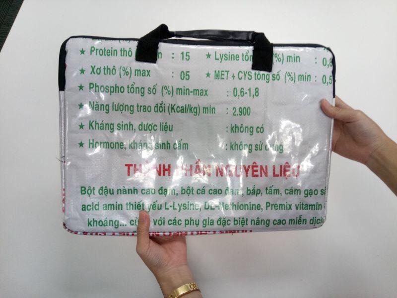 Đừng bao giờ nghĩ bao tải cám, phông bạt, làn đi chợ của Việt Nam là kém sang nhé!-11