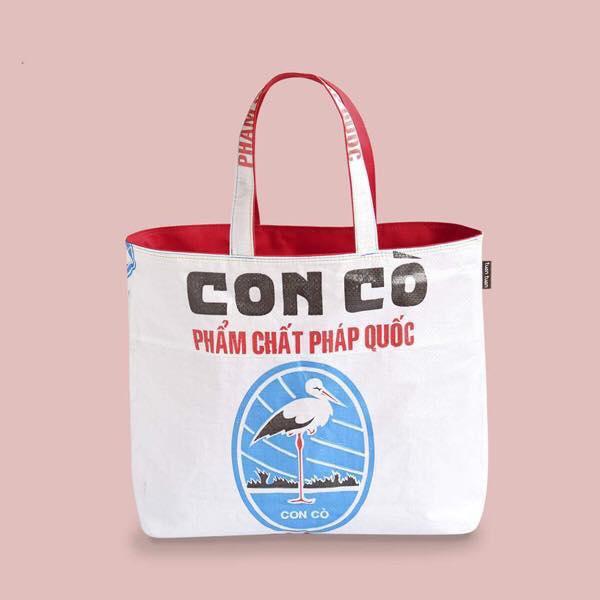 Đừng bao giờ nghĩ bao tải cám, phông bạt, làn đi chợ của Việt Nam là kém sang nhé!-18