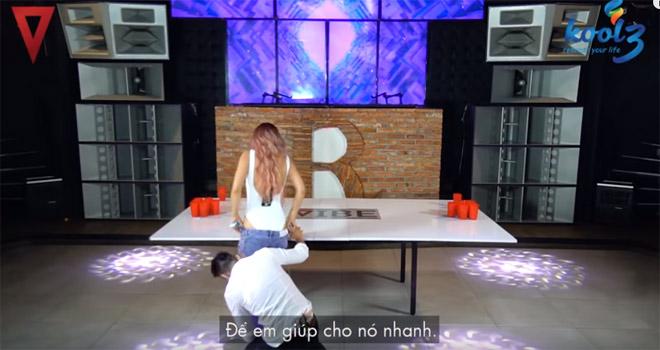 Show hẹn hò gây sốc để khách mời nữ vô tư thả rông vòng 1-8